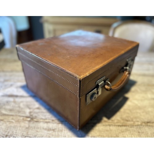 133 - A VANITY CASE BY H.GREAVES OF BIRMINGHAM, 1911A gentleman's travelling vanity case with silver acces... 