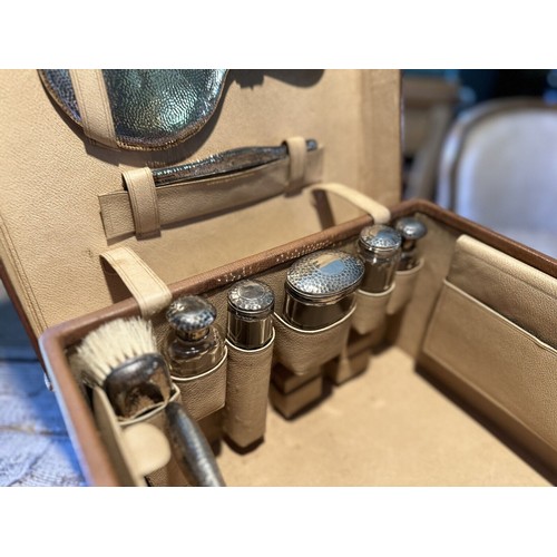133 - A VANITY CASE BY H.GREAVES OF BIRMINGHAM, 1911A gentleman's travelling vanity case with silver acces... 