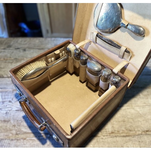 133 - A VANITY CASE BY H.GREAVES OF BIRMINGHAM, 1911A gentleman's travelling vanity case with silver acces... 