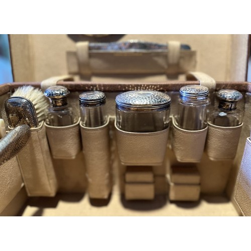 133 - A VANITY CASE BY H.GREAVES OF BIRMINGHAM, 1911A gentleman's travelling vanity case with silver acces... 