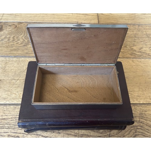 134 - AN ART NOUVEAU INSPIRED SILVER HUMIDOR CIGAR BOXOf silver and hardwood construction. Pewter design t... 