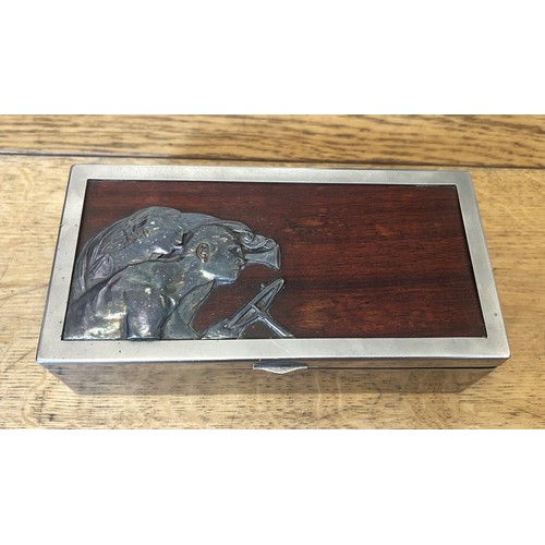 134 - AN ART NOUVEAU INSPIRED SILVER HUMIDOR CIGAR BOXOf silver and hardwood construction. Pewter design t... 