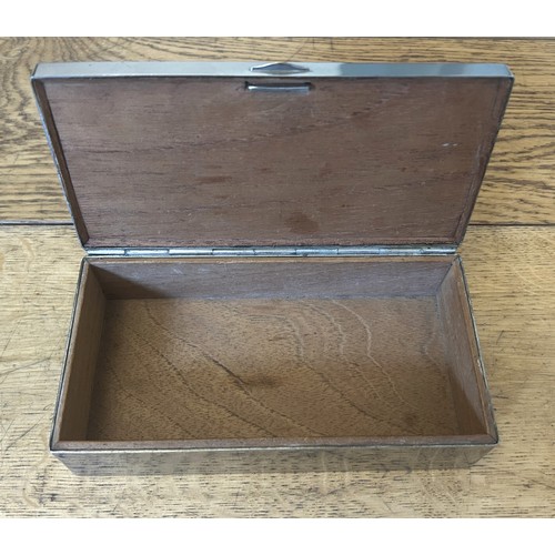 134 - AN ART NOUVEAU INSPIRED SILVER HUMIDOR CIGAR BOXOf silver and hardwood construction. Pewter design t... 