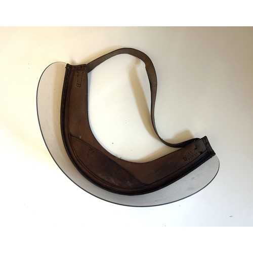 121 - HERBERT JOHNSON VISORCelluloid and leather detachable visor, in very good general condition.... 