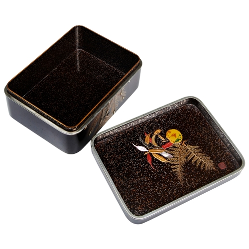 220 - A FINE LACQUER AND CERAMIC INLAID ACCESSORY BOX (TEBAKO) BY MOCHIZUKI HANZAN (JAPANESE, 1743-1790)LA... 