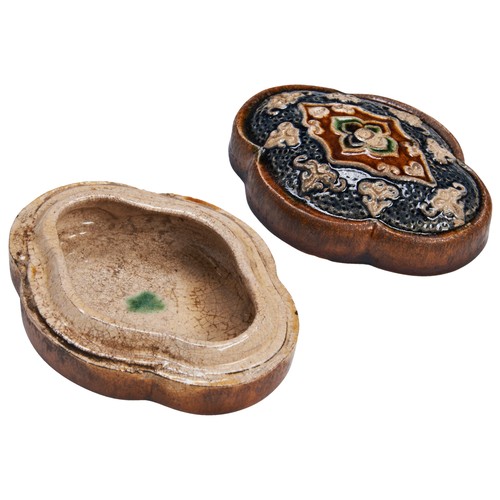 18 - AN AMBER AND GREEN GLAZED COSMETIC BOX WITH PHOENIX AND RIBBON DESIGNMING DYNASTY (1368-1644)三彩凤纹粉盒 ... 