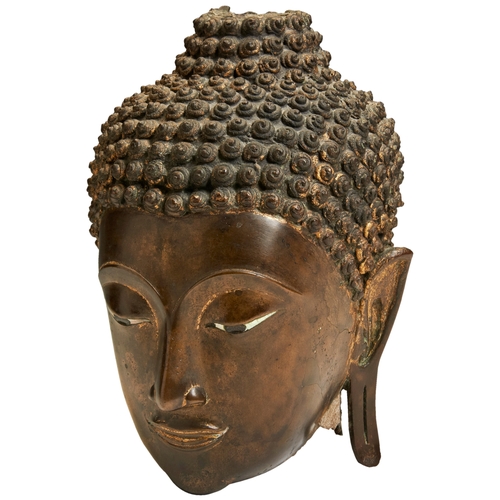 24 - A FINE GILT-BRONZE BUDDHA HEADTHAILAND, LANNA / CHIANG SAEN PERIOD, 15TH CENTURY铜佛首  十五世纪the inlaid ... 