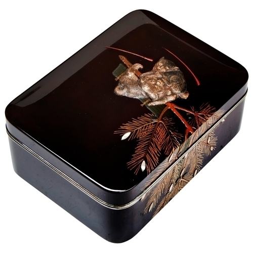 220 - A FINE LACQUER AND CERAMIC INLAID ACCESSORY BOX (TEBAKO) BY MOCHIZUKI HANZAN (JAPANESE, 1743-1790)LA... 