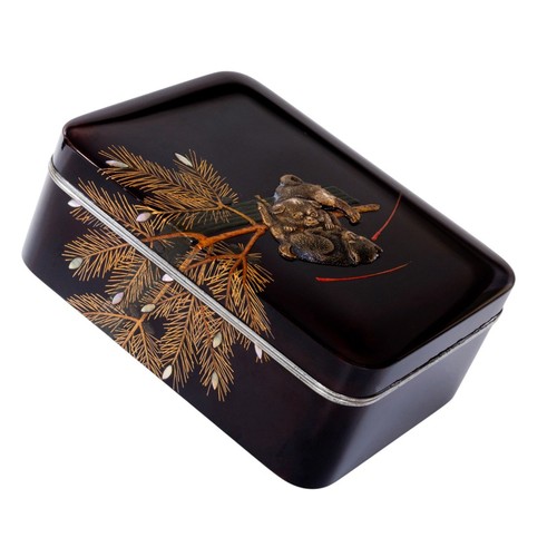 220 - A FINE LACQUER AND CERAMIC INLAID ACCESSORY BOX (TEBAKO) BY MOCHIZUKI HANZAN (JAPANESE, 1743-1790)LA... 