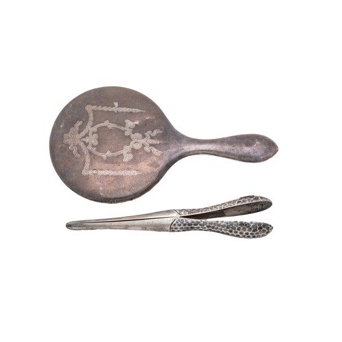 17 - CASED SILVER CAKE SERVERSSheffield, 1924, six butter knives with silver handles, six table knives wi... 