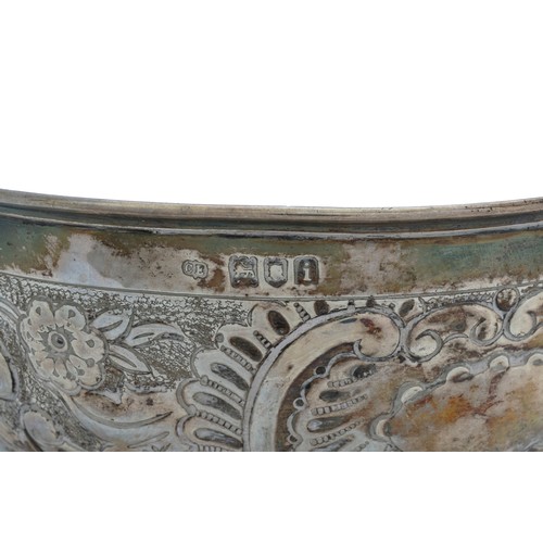 23 - AN EDWARDIAN SILVER SWEET MEAT BOWLLONDON 1904repousse scroll foliate decorated sides, raised on a s... 