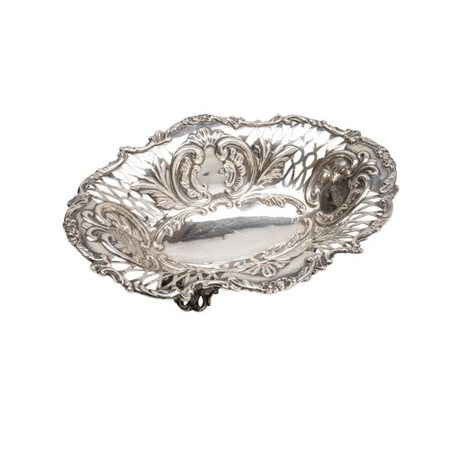 51 - AN EDWARDIAN SILVER SWEET MEAT DISHLONDON 1901oval form with with pierced trellis work sides and scr... 