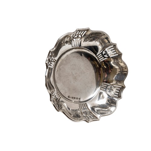 51 - AN EDWARDIAN SILVER SWEET MEAT DISHLONDON 1901oval form with with pierced trellis work sides and scr... 