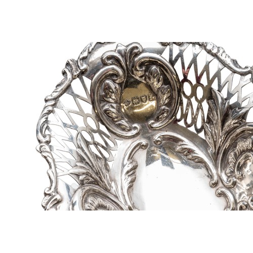 51 - AN EDWARDIAN SILVER SWEET MEAT DISHLONDON 1901oval form with with pierced trellis work sides and scr... 