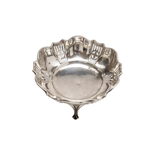 51 - AN EDWARDIAN SILVER SWEET MEAT DISHLONDON 1901oval form with with pierced trellis work sides and scr... 