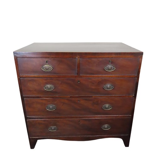 4 - A GOOD GEORGE III MAHOGANY AND CROSS BANDED CHEST OF DRAWERStwo short drawers over three long gradua... 