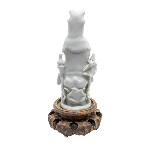 16 - A BLANC DE CHINE PORCELAIN FIGURE OF GUANYINQING DYNASTY, 18TH CENTURYwith a hardwood stand14cm high... 