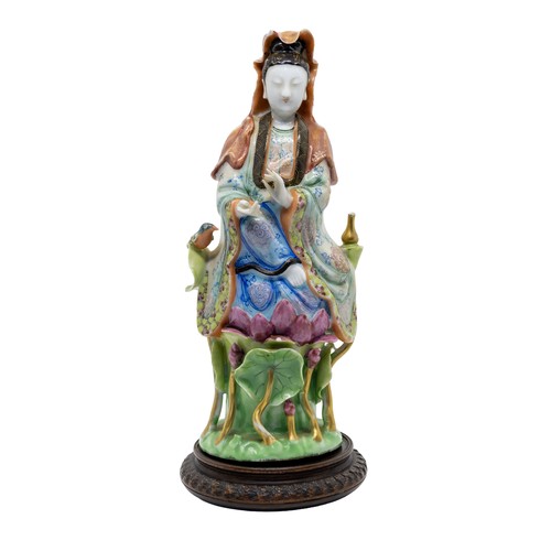 121 - A CHINESE EXPORT PORCELAIN FAMILLE ROSE FIGURES OF GUANYINQING DYNASTY, LATE 18TH CENTURY24cm highPR... 