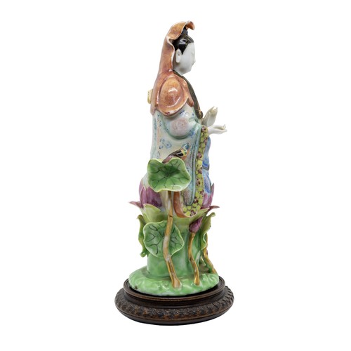 121 - A CHINESE EXPORT PORCELAIN FAMILLE ROSE FIGURES OF GUANYINQING DYNASTY, LATE 18TH CENTURY24cm highPR... 