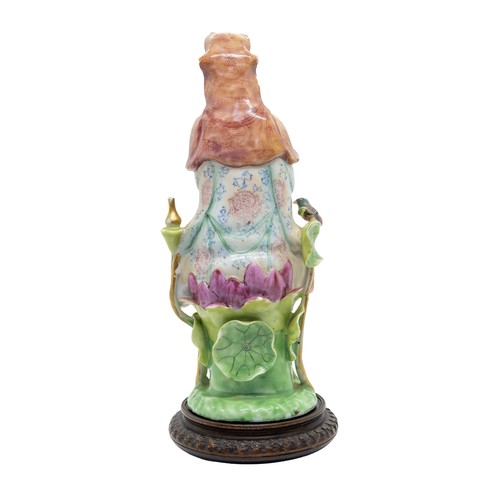 121 - A CHINESE EXPORT PORCELAIN FAMILLE ROSE FIGURES OF GUANYINQING DYNASTY, LATE 18TH CENTURY24cm highPR... 