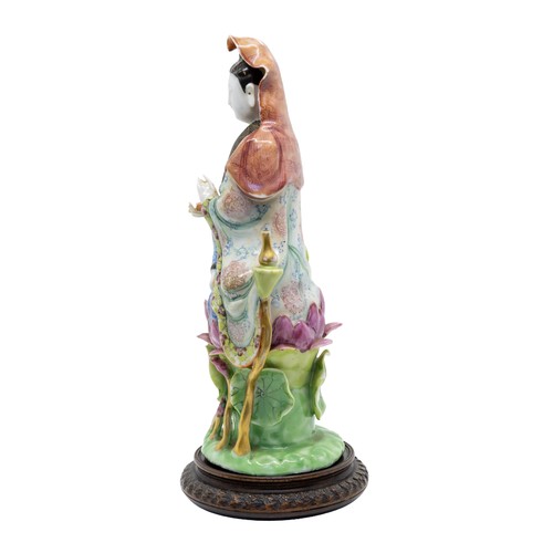 121 - A CHINESE EXPORT PORCELAIN FAMILLE ROSE FIGURES OF GUANYINQING DYNASTY, LATE 18TH CENTURY24cm highPR... 