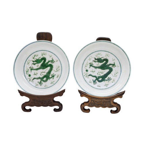 139 - A PAIR OF GREEN-ENAMELLED 'DRAGON' DISHESKANGXI SIX CHARACTER MARK, 20TH CENTURYtogether with two ca... 