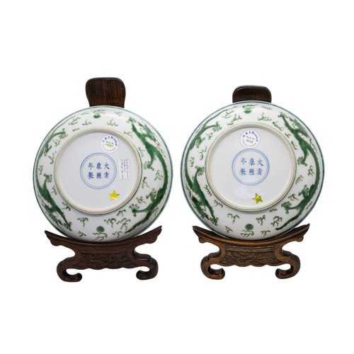 139 - A PAIR OF GREEN-ENAMELLED 'DRAGON' DISHESKANGXI SIX CHARACTER MARK, 20TH CENTURYtogether with two ca... 