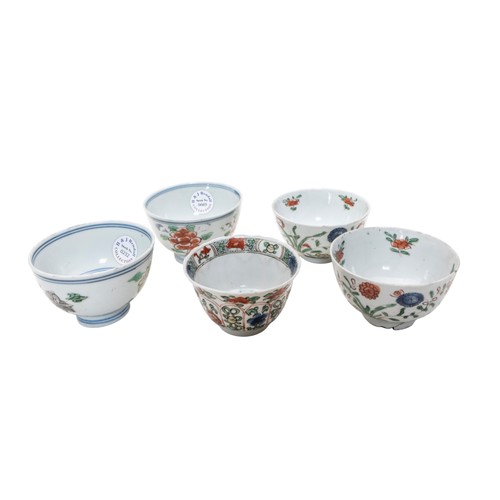 140 - A GROUP OF FIVE CHINESE FAMILLE VERTE TEA BOWLSKANGXI PERIODLargest 8.5cm diameterPROVENANCE: From t... 