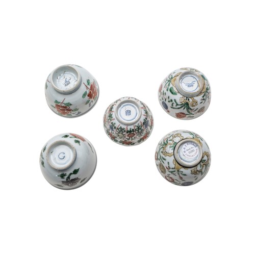 140 - A GROUP OF FIVE CHINESE FAMILLE VERTE TEA BOWLSKANGXI PERIODLargest 8.5cm diameterPROVENANCE: From t... 