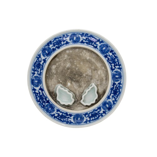 54 - A BLUE AND WHITE PORCELAIN INKSTONEDAOGUANG SEAL MARK, 20TH CENTURY14cm diameterPROVENANCE: From the... 