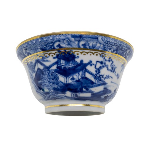 58 - THREE CHINESE EXPORT PORCELAIN BOWLSQING DYNASTY, 18TH CENTURY(3)12cm & 11cm diameterPROVENANCE:... 
