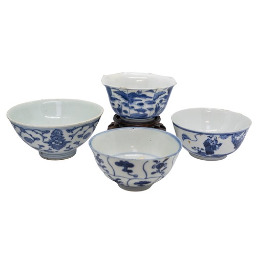 59 - A GROUP OF FOUR CHINESE BLUE AND WHITE PORCELAIN BOWLSQING DYNASTY OR EARLIERlargest, 14cm diameter,... 