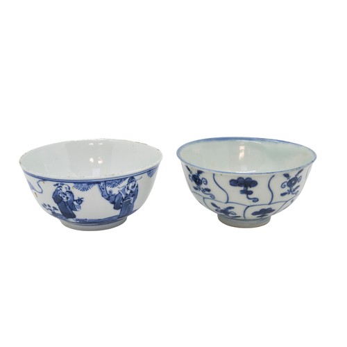 59 - A GROUP OF FOUR CHINESE BLUE AND WHITE PORCELAIN BOWLSQING DYNASTY OR EARLIERlargest, 14cm diameter,... 