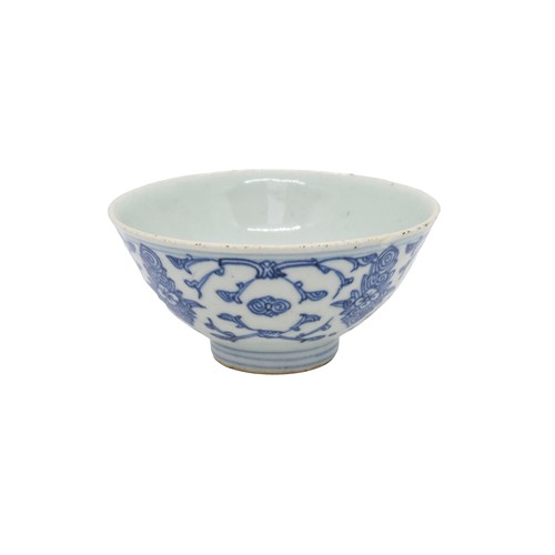 59 - A GROUP OF FOUR CHINESE BLUE AND WHITE PORCELAIN BOWLSQING DYNASTY OR EARLIERlargest, 14cm diameter,... 