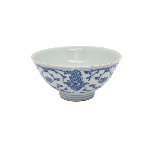 59 - A GROUP OF FOUR CHINESE BLUE AND WHITE PORCELAIN BOWLSQING DYNASTY OR EARLIERlargest, 14cm diameter,... 