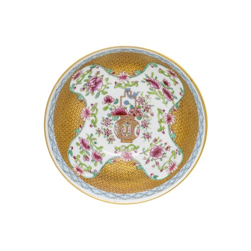 176 - A CHINESE EXPORT FAMILLE ROSE BOWLQIANLONG PERIOD14.5cm diameter; together with A CHINESE FAMILLE RO... 