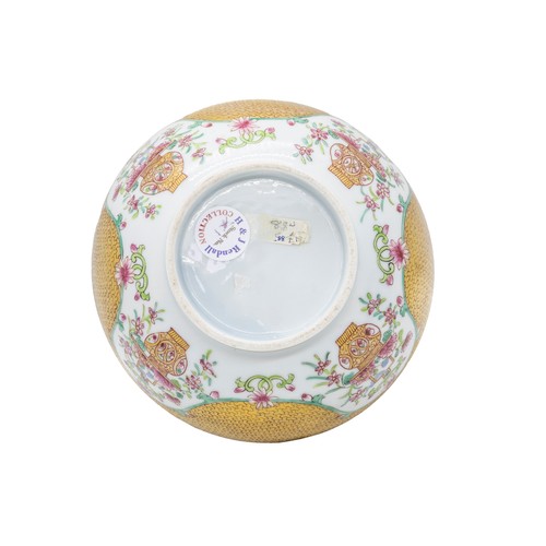 176 - A CHINESE EXPORT FAMILLE ROSE BOWLQIANLONG PERIOD14.5cm diameter; together with A CHINESE FAMILLE RO... 