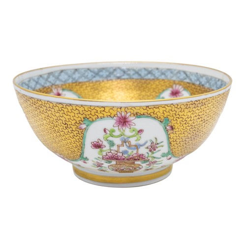 176 - A CHINESE EXPORT FAMILLE ROSE BOWLQIANLONG PERIOD14.5cm diameter; together with A CHINESE FAMILLE RO... 