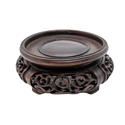 176 - A CHINESE EXPORT FAMILLE ROSE BOWLQIANLONG PERIOD14.5cm diameter; together with A CHINESE FAMILLE RO... 