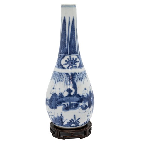67 - A TRANSITIONAL-STYLE BLUE AND WHITE BOTTLE VASE19TH / 20TH CENTURYon a carved hardwood stand20cm hig... 