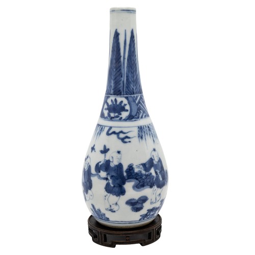 67 - A TRANSITIONAL-STYLE BLUE AND WHITE BOTTLE VASE19TH / 20TH CENTURYon a carved hardwood stand20cm hig... 