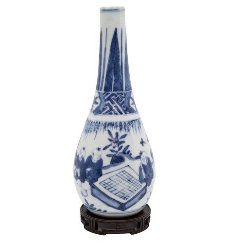 67 - A TRANSITIONAL-STYLE BLUE AND WHITE BOTTLE VASE19TH / 20TH CENTURYon a carved hardwood stand20cm hig... 