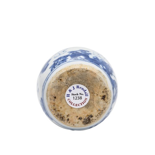 67 - A TRANSITIONAL-STYLE BLUE AND WHITE BOTTLE VASE19TH / 20TH CENTURYon a carved hardwood stand20cm hig... 