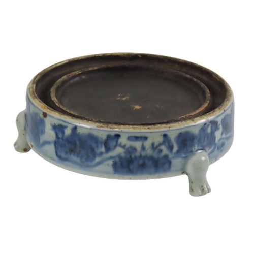 51 - A BLUE AND WHITE INKSTONECHONGZHEN MARK, 19TH / 20TH CENTURYapoctryphal date 163414.5cm diameterPROV... 
