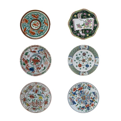 122 - A GROUP OF SIX CHINESE PORCELAIN FAMILLE VERTE DISHESKANGXI PERIOD AND LATERAll 23cm diameter approx... 