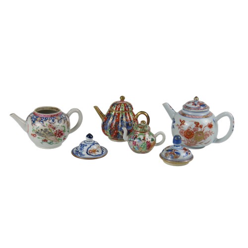 153 - A GROUP OF FOUR CHINESE EXPORT TEAPOTSQING DYNASTY, 18TH / 19TH CENTURYtwo with associated lids, and... 