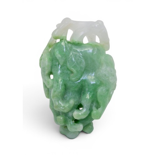 15 - A CHINESE GREEN AND WHITE JADEITE PEDANT19TH CENTURY清 十九世纪 翠玉佛手挂件carved in the form of a finger citr... 