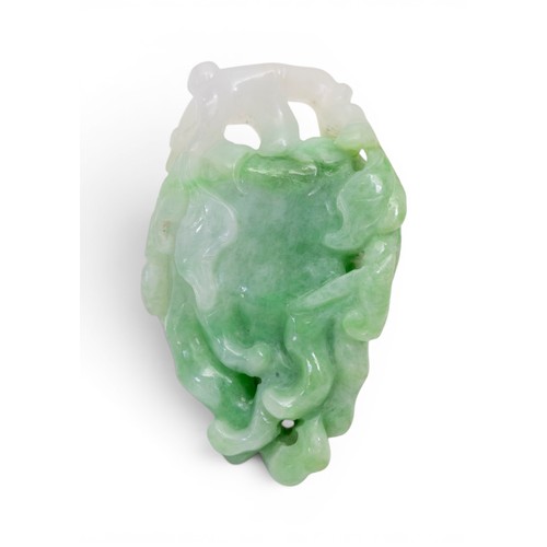 15 - A CHINESE GREEN AND WHITE JADEITE PEDANT19TH CENTURY清 十九世纪 翠玉佛手挂件carved in the form of a finger citr... 