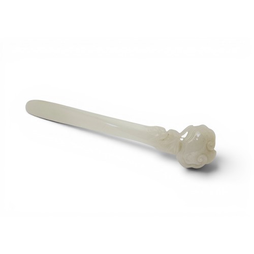 21 - A CHINESE WHITE JADE HAIRPIN QIANLONG DYNASTY (1736-1795)清乾隆 白玉簪carved with a naturalistic lingzhi r... 