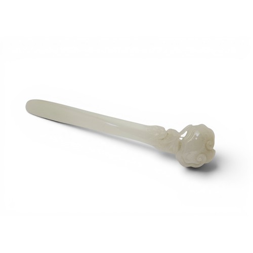 21 - A CHINESE WHITE JADE HAIRPIN QIANLONG DYNASTY (1736-1795)清乾隆 白玉簪carved with a naturalistic lingzhi r... 